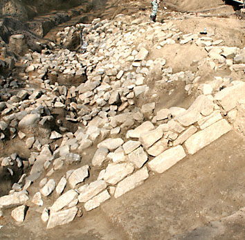 東側から見た石室基盤工(2)