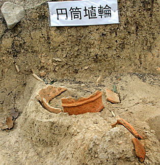 円筒埴輪の発掘状況