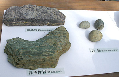 発掘された石材