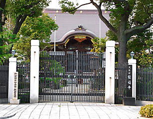 本堂前の門