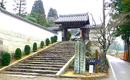 納経所への門（中門）