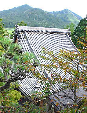 護摩堂から見た本堂